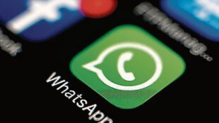 Die Betrüger wollen mit ihren Opfern auf WhatsApp kommunizieren. (Bild: EPA)