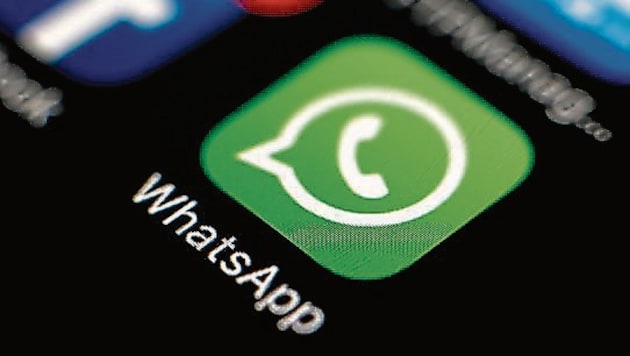 The fraudsters want to communicate with their victims on WhatsApp. (Bild: EPA)