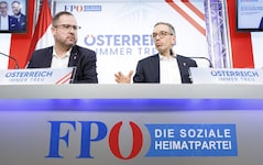 Ausschussvorsitzender Christian Hafenecker und sein Chef Herbert Kickl werden im Mai den Ausschuss zu Pilnacek und ÖVP-Netzwerken initiieren – offizieller Start ist September. (Bild: APA/TOBIAS STEINMAURER / APA / picturedesk.com)