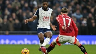 Tottenham (Danso li.) bittet United zum Finalzanz (Bild: AFP)