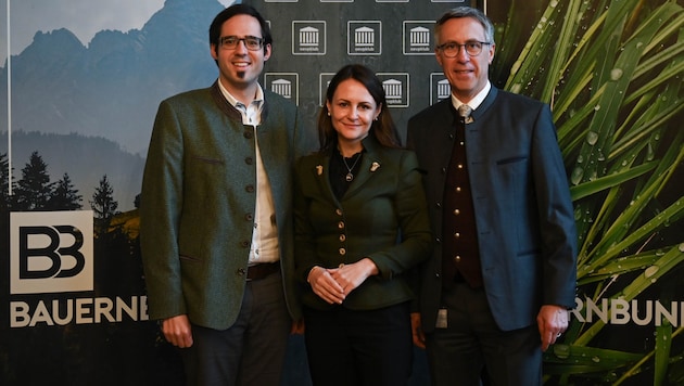 Corinna Scharzenberger succeeds David Süß (left) as Director of the Farmers' Union. Farmers' Union President Georg Strasser (right) congratulated her. (Bild: Bauernbund)