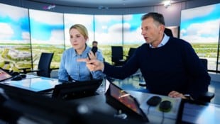 Im 360-Grad- Simulator am Standort der Überflugskontrolle im 3. Bezirk, den auch Redakteurin Viktoria Graf unter Anleitung von Trainer Hannes Schechtner (li.) testen durfte. (Bild: Eva Manhart)