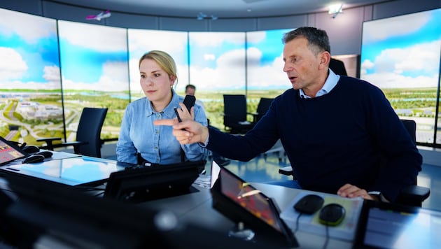 In the 360-degree simulator at the air traffic control site in the 3rd district, which editor Viktoria Graf was also able to test under the guidance of trainer Hannes Schechtner (left). (Bild: Eva Manhart)