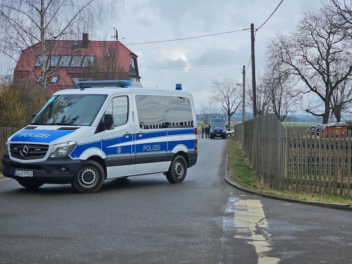 Polizeibeamte und Rettungskräfte wurden von einem Zeugen alarmiert.