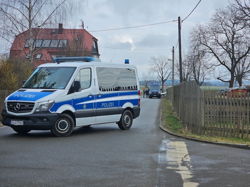 Polizeibeamte und Rettungskräfte wurden von einem Zeugen alarmiert. (Bild: APA/dpa/Mike Mueller)