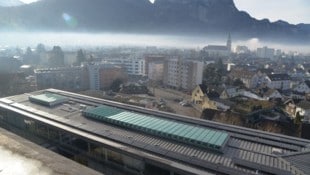 Hier wird umwelt- freundlich Strom produziert: Am Dach des Spitals in Dornbirn. (Bild: Stadt Dornbirn)