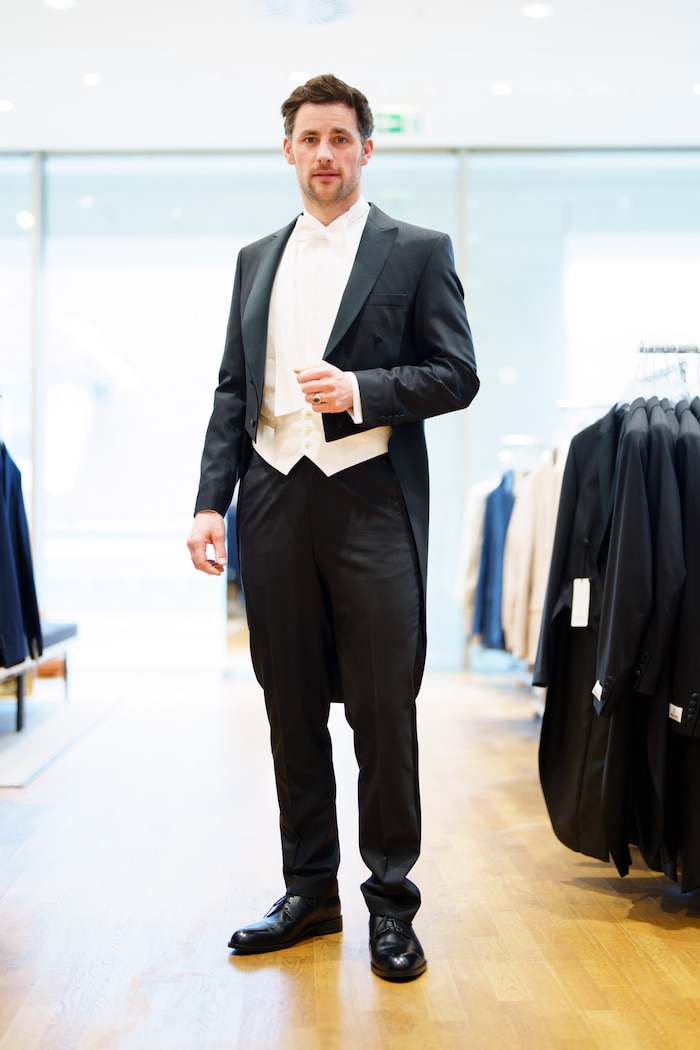 Die Schuhe tauscht Ferdinand Seebacher noch gegen waschechte, vor allem opernballtaugliche, ...