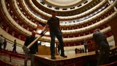 Aufbauarbeiten am Tanzparkett für den bevorstehenden Opernball