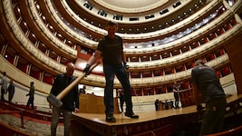 Aufbauarbeiten am Tanzparkett für den bevorstehenden Opernball (Bild: APA/ROLAND SCHLAGER / APA / picturedesk.com)