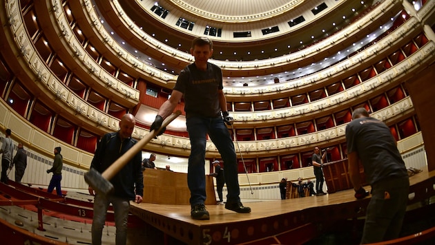 Setting up the dance floor for the upcoming Opera Ball (Bild: ROLAND SCHLAGER / APA / picturedesk.com)