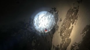 Die Crew des Rettungshubschraubers entdeckte die beiden Alpinisten in der Dachstein-Südwand. (Bild: Crew RK1)