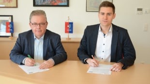 Franz Mold (li.), und Alex Leutgeb unterzeichnen den Koalitionspakt. (Bild: Stadtgemeinde Zwettl)