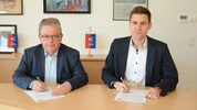 Franz Mold (li.), und Alex Leutgeb unterzeichnen den Koalitionspakt.
