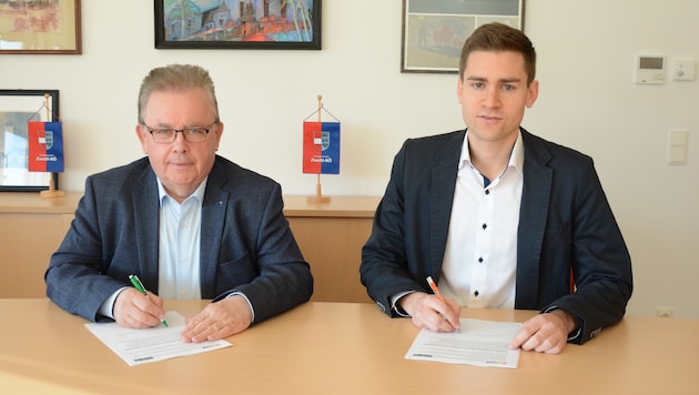 Franz Mold (left) and Alex Leutgeb sign the coalition pact. (Bild: Stadtgemeinde Zwettl)