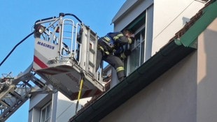 Von der Drehleiter aus hielten Feuerwehrleute Ausschau nach Personen in der Brandwohnung. (Bild: FF Stadt Baden)