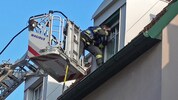 Von der Drehleiter aus hielten Feuerwehrleute Ausschau nach Personen in der Brandwohnung.