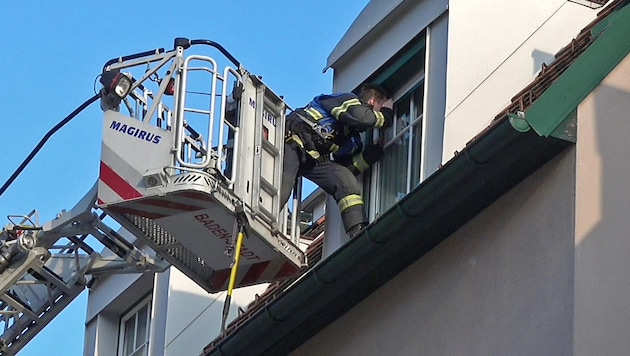 Firefighters kept an eye out for people in the apartment on fire from the turntable ladder. (Bild: FF Stadt Baden)