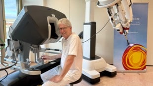 Primar Gottfried Pfleger, Vorstand der Urologie in der Klinik Oberwart, wird den ersten roboter-assistierten Eingriff mit dem „da Vinci-Single-Port-Operationssystem“ durchführen. (Bild: LH Büro)