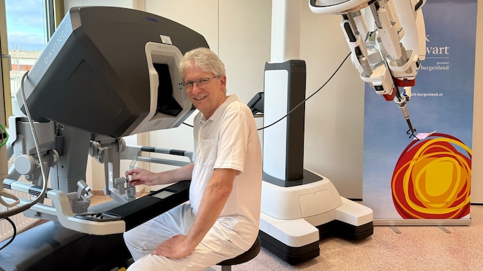 Primar Gottfried Pfleger führte die ersten Operationen mit dem neuen OP-Roboter an der Klinik ...