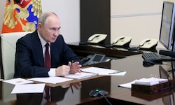Kreml-Chef Wladimir Putin nimmt von seiner Prunkvilla in Nowo-Ogarjowo aus an einer ...