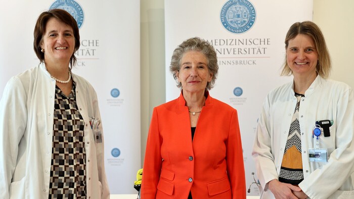 Vize-Rektorin Christine Bandtlow (Mitte) mit den Forscherinnen Susanne Kaser (links) und ...