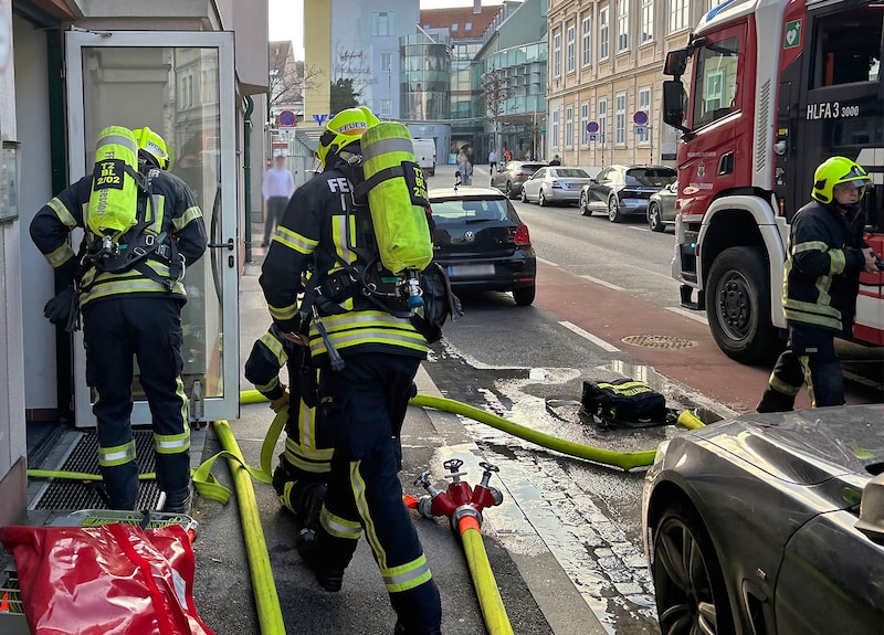 Breathing apparatus teams searched the smoke-filled rooms for people. (Bild: FF Baden-Stadt)