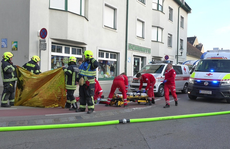 The unconscious woman was given emergency medical treatment and then flown to hospital. (Bild: FF Baden-Stadt)