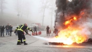 Wie gefährlich das falsche Verhalten im Ernstall ist, demonstrierte die Feuerwehr beim Pressetermin am Beispiel eines Fettbrands. (Bild: Reinhard Judt)