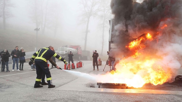 At the press event, the fire department used the example of a grease fire to demonstrate how dangerous the wrong behavior can be in an emergency. (Bild: Reinhard Judt)