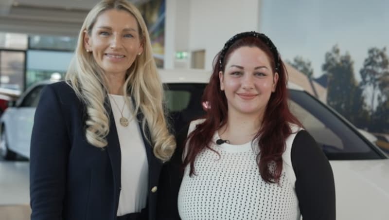 Iris Tarkusch from "Krone" Key Account presented Milena Tomic (right) with the new Škoda Elroq, which she won for a year. (Bild: Clemens Pichler)