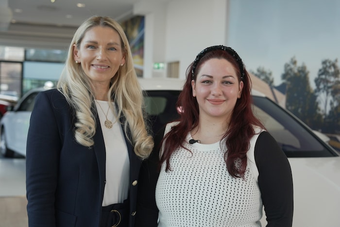 Iris Tarkusch vom„Krone“- Key Account übergab Milena Tomic (re.) den neuen Škoda Elroq, den sie ...