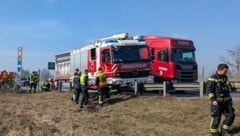 Am Weg zum Einsatzort wurde das Feuerwehr- auto von einem Lkw auf der A 1 geschnitten. Die Helfer konnten nur noch in die Leitplanke ausweichen. (Bild: FF Ebelsberg)