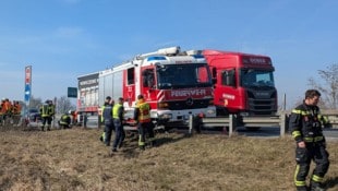 Am Weg zum Einsatzort wurde das Feuerwehr- auto von einem Lkw auf der A 1 geschnitten. Die Helfer konnten nur noch in die Leitplanke ausweichen. (Bild: FF Ebelsberg)