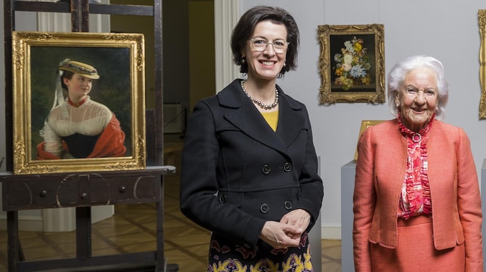 Mäzenin Anna Szalay (re.) bereitete Museumsdirektorin Andrea Stockhammer mit der Schenkung große ...