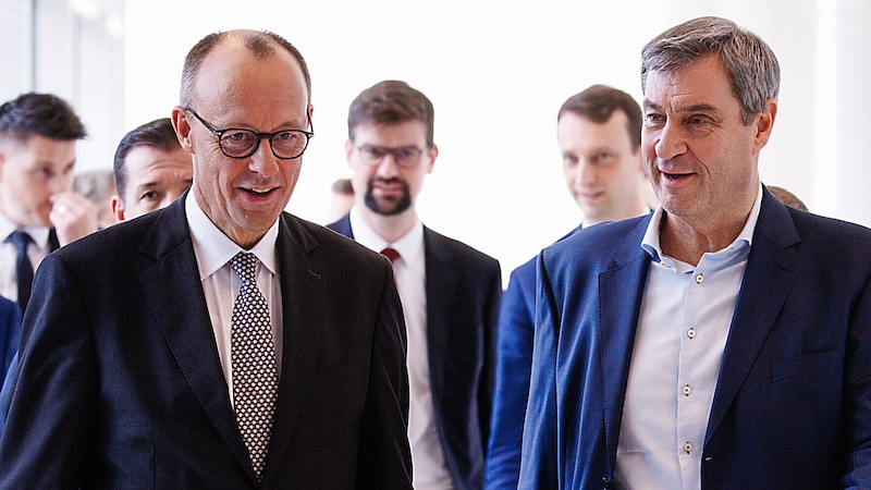 Die Chefs von CDU und CSU Friedrich Merz und Markus Söder bei der konstituierenden Fraktionssitzung (Bild: EPA)