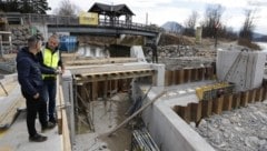 Die „Krone“ bekam einen Einblick in die Arbeiten an der Fischach vor Ort. (Bild: Markus Tschepp)