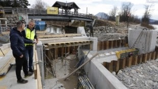 Die „Krone“ bekam einen Einblick in die Arbeiten an der Fischach vor Ort. (Bild: Markus Tschepp)