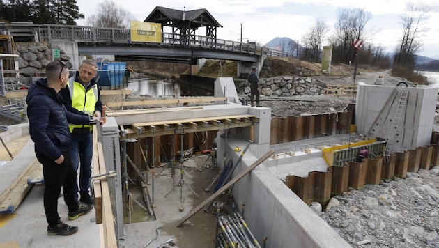 The "Krone" got an insight into the work on the Fischach on site. (Bild: Markus Tschepp)