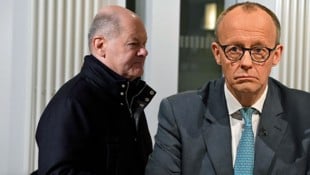 Bundeskanzler Olaf Scholz (SPD) und CDU-Chef Friedrich Merz haben bereits über die Übergangsphase nach der Wahl gesprochen. Es könnte sein, dass noch wichtige Beschlüsse im Bundestag gefasst werden. (Bild: Krone KREATIV/AP, AFP/POOL/Stefanie Loos)