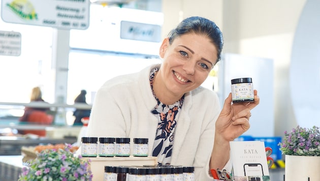 Maria Pavić and her all-rounder for skin care. (Bild: Olga Bereslavskaya)