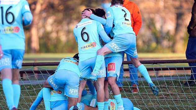 Wienerberg's footballers celebrated first place in the first half of the season. (Bild: Thomas Pichler)