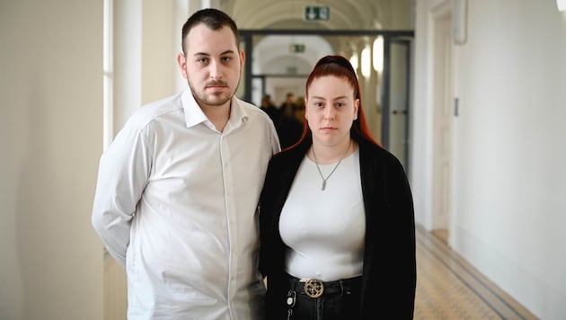 Tobias (25) und Alina (22) trauern um ihren Bruder Maximilian (19), der von einem betrunkenen Geisterfahrer getötet worden war. (Bild: Wenzel Markus)