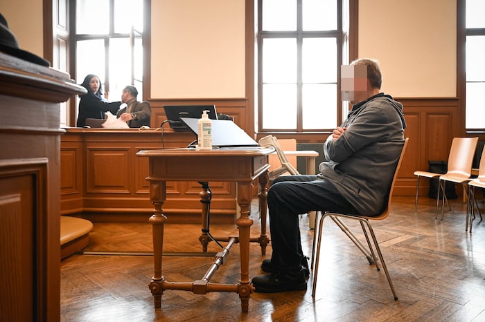 Auf Krücken kam der Angeklagte zum Prozess – er hatte beim Unfall selbst auch schwere Verletzungen erlitten 