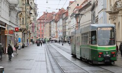 In der Grazer Herrengasse sollen schon bald weniger Straßenbahnen unterwegs sein.