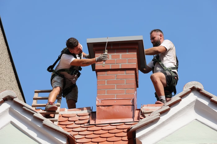 Bei Dachdeckern und Spenglern hält sich die Freude über die Hitze in Grenzen.