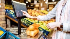 Im Supermarkt lohnt es sich, genau hinzusehen. (Symbolfoto) (Bild: RossandHelen photographers – stock.adobe.com)