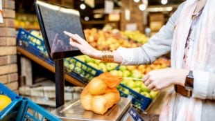 Im Supermarkt lohnt es sich, genau hinzusehen. (Symbolfoto) (Bild: RossandHelen photographers – stock.adobe.com)