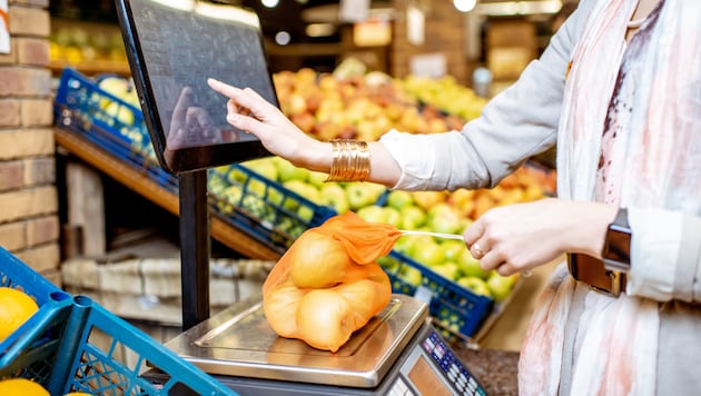 Im Supermarkt lohnt es sich, genau hinzusehen. (Symbolfoto) (Bild: RossandHelen photographers – stock.adobe.com)