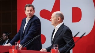 Bundeskanzler Olaf Scholz und SPD-Parteichef Lars Klingbeil  (Bild: AFP/Ronny HARTMANN)