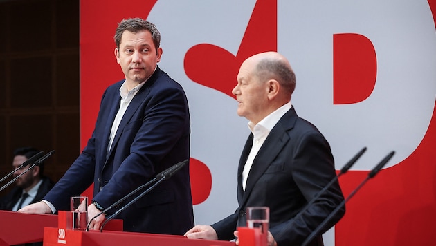 Federal Chancellor Olaf Scholz and SPD party leader Lars Klingbeil (Bild: AFP/Ronny HARTMANN)